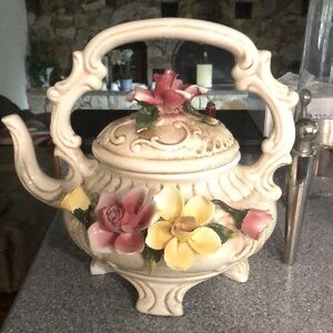 Vintage Porcelain Italian Capodimonte...
Teapot with embossed roses.